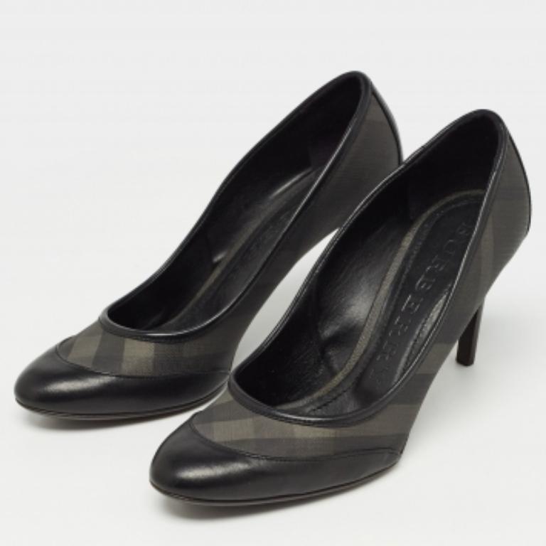 Burberry Schwarzer Karo-Leinwand und runde Zehe aus Leder  Pumps Größe 39 im Angebot 4