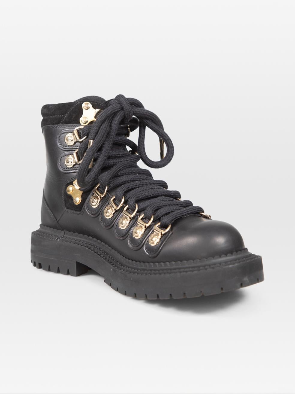 CONDITION is Very good. Minimal wear to the boots is evident. Abrasion on the left side of the left shoe on this used Burberry designer resale item. This pair of shoes comes in the original box and dust bags.
 
 Details
 
 
 Black
 
 Leather
 
