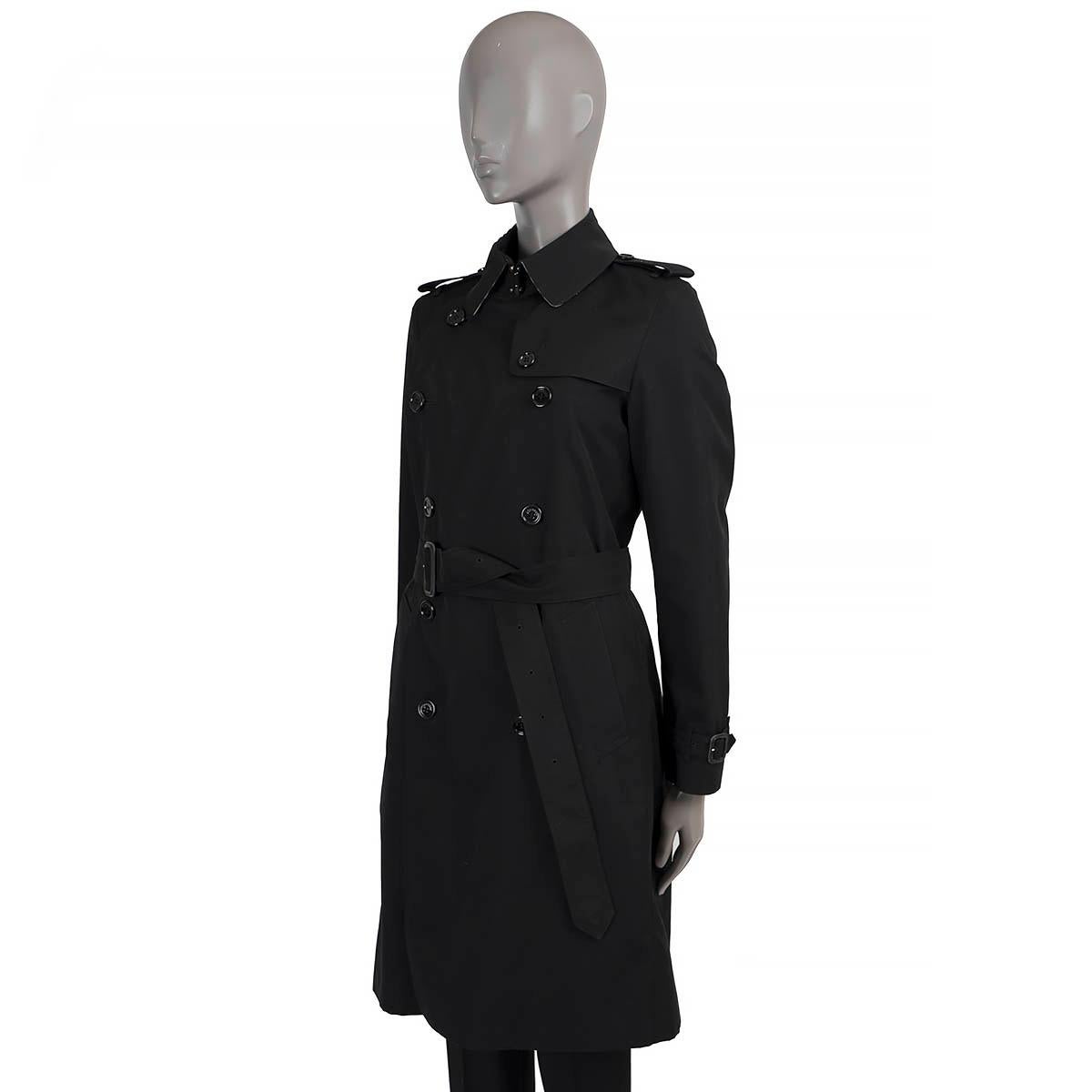 100% authentic Burberry London Waterloo trench coat in black polyerster-cotton (content tag is no longer legible). Features epaulettes, storm flap, belted cuffs and two slant pockets at the waist. Double-breasted button closure and matching fabric