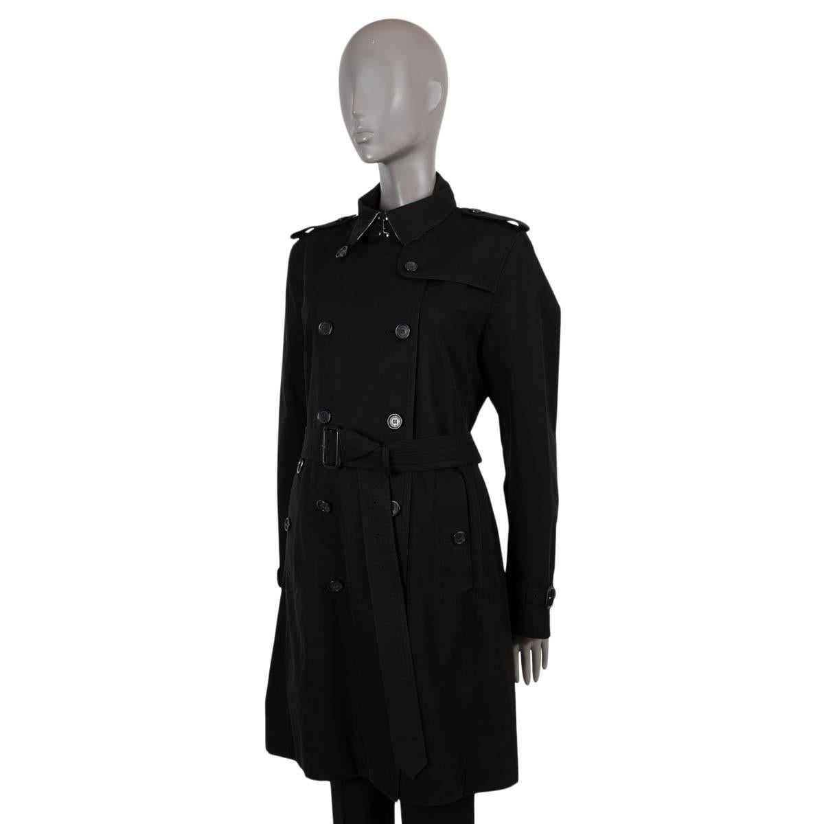 100% authentic Burberry Kensington double-breasted long trench coat in black cotton gabardine (100%). The design has all the hallmarks of the original including military-inspired epaulettes, a storm flap and, of course, the iconic beige checked