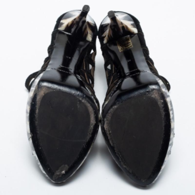 Ces bottines Burberry sont trop belles ! Confectionnées en daim, ces bottines noires présentent une silhouette peep-toe et des découpes sur le dessus. Elles sont dotées de fermetures éclair à l'arrière, de plateformes et de talons aiguilles de 11 cm.