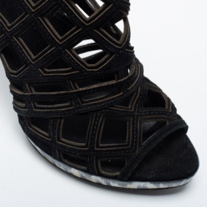 Bottines Burberry noires à découpes en daim Taille 39 Bon état - En vente à Dubai, Al Qouz 2
