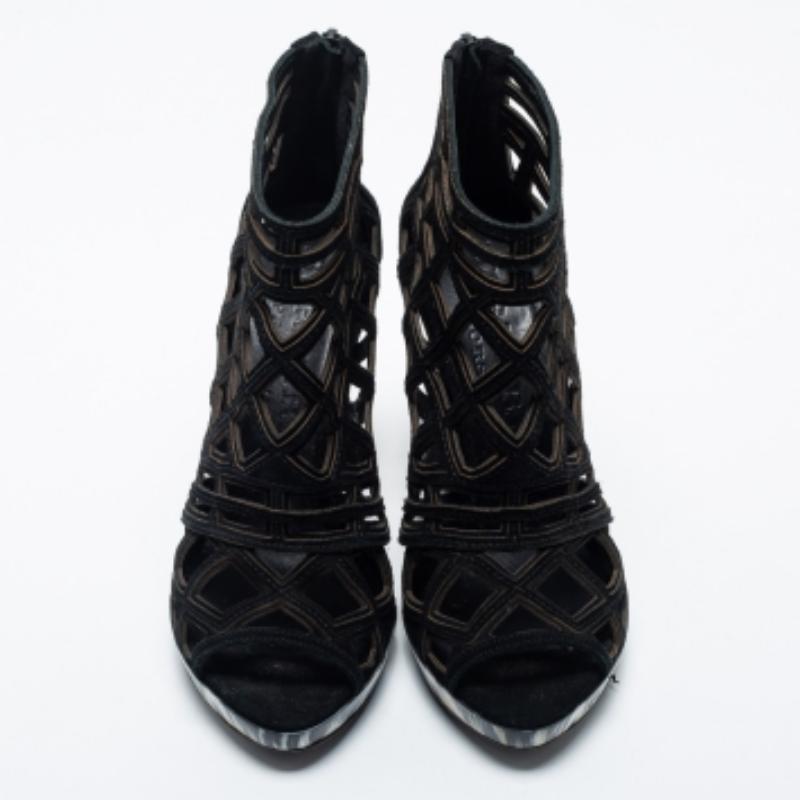 Bottines Burberry noires à découpes en daim Taille 39 en vente 2