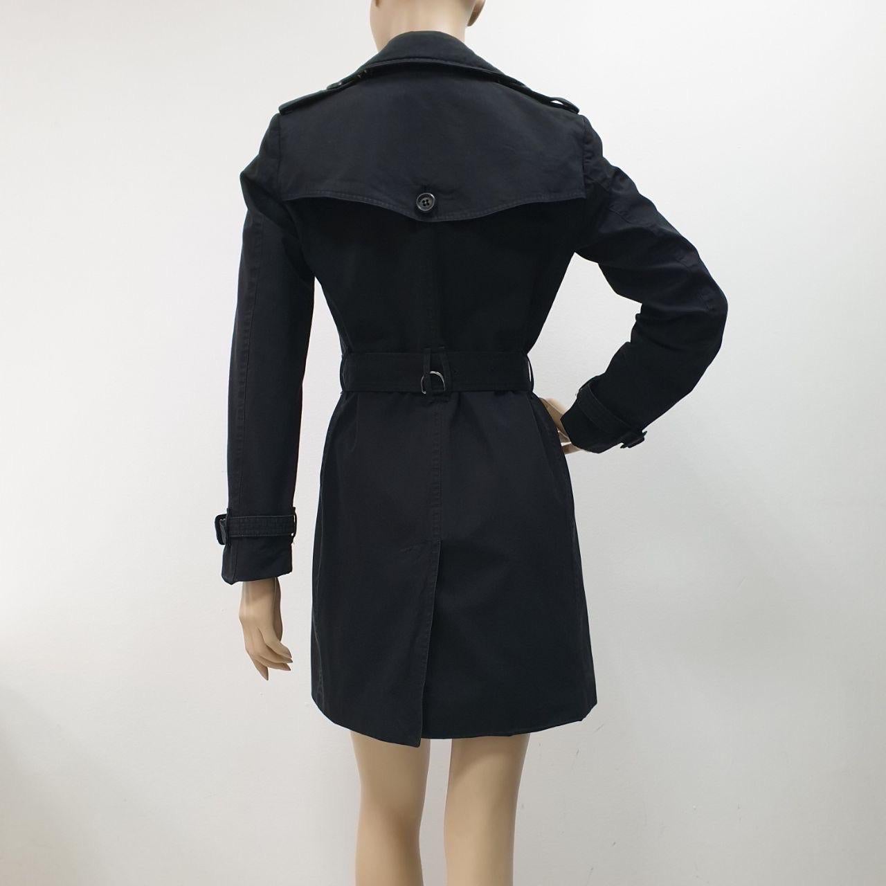 Trench-coat noir à double boutonnage de Burberry - Taille 40 en vente 1