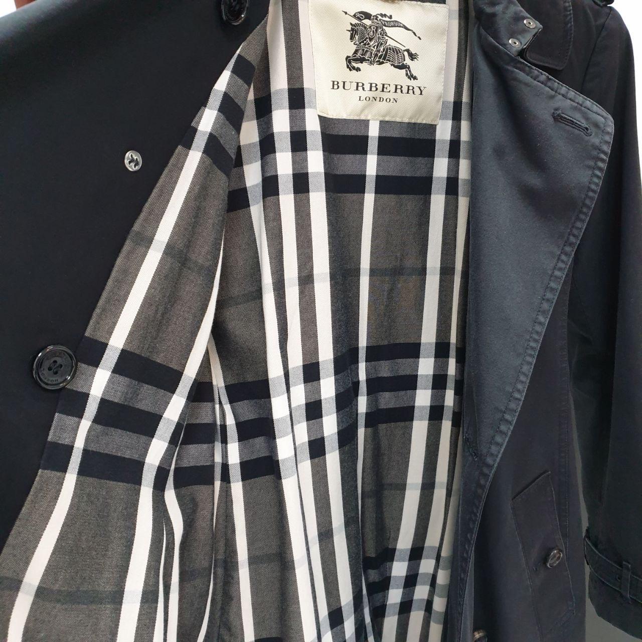 Trench-coat noir à double boutonnage de Burberry - Taille 40 en vente 2