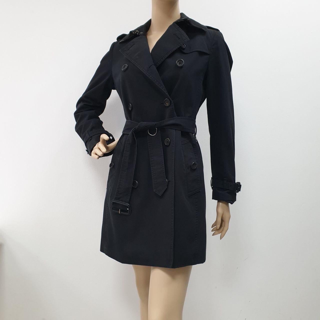Trench-coat noir à double boutonnage de Burberry - Taille 40 en vente 3
