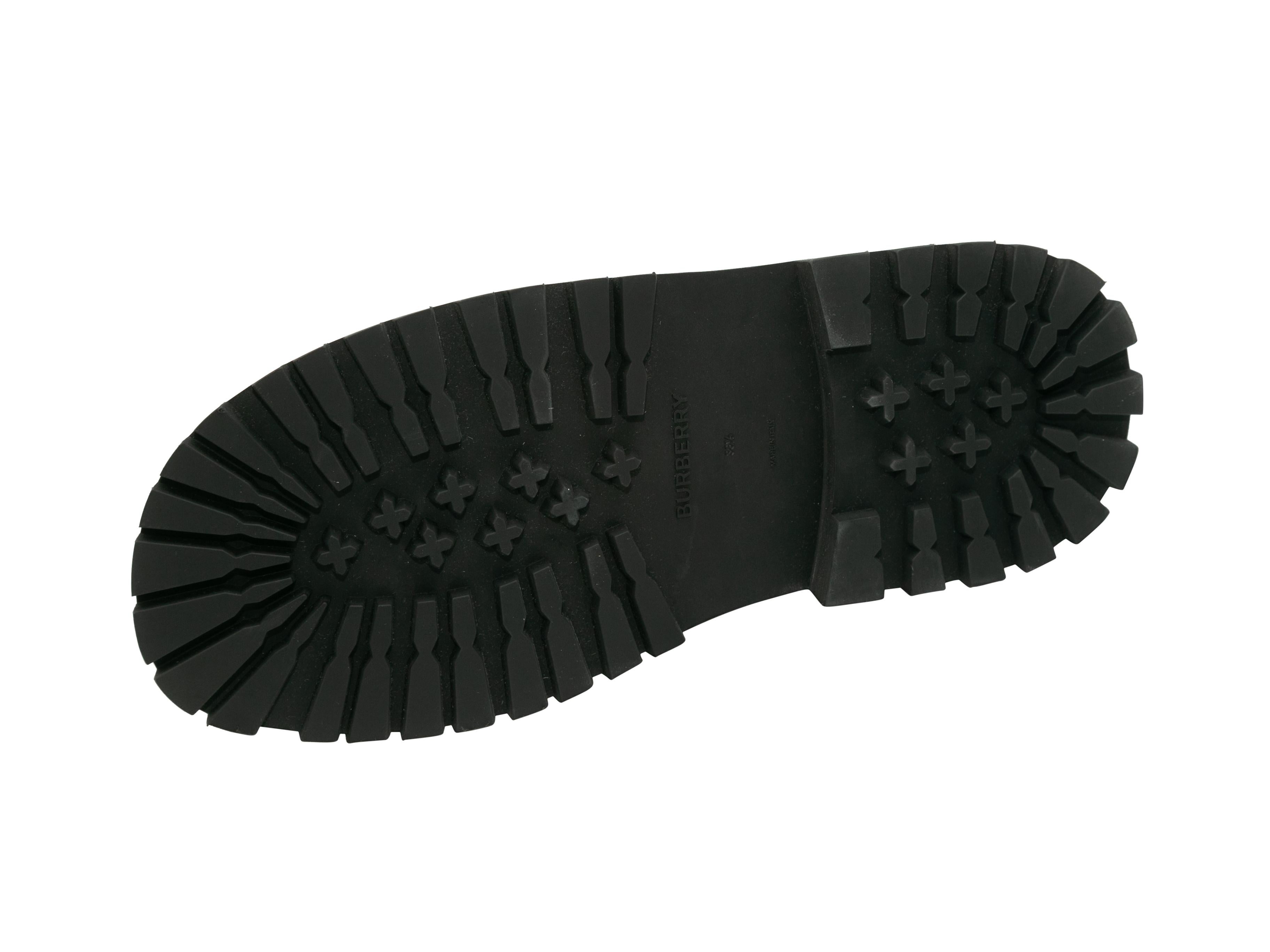 Details zum Produkt: Schwarze Plateau-Mary Janes aus Leder mit Kroko-Prägung von Burberry. Sohlen mit Stollen. Silberfarbene Schnallenverschlüsse. 2