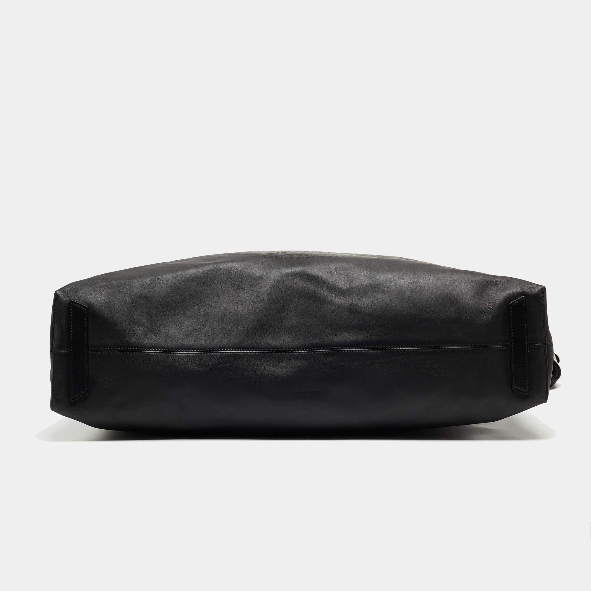 Burberry Black Embossed Leather New Flat Bag In Excellent Condition In Dubai, Al Qouz 2