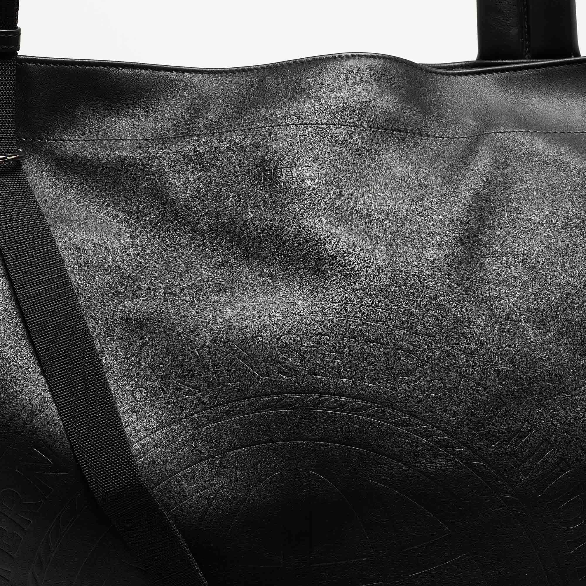 Burberry Sac plat en cuir noir gaufré New Flat Bag Pour femmes en vente