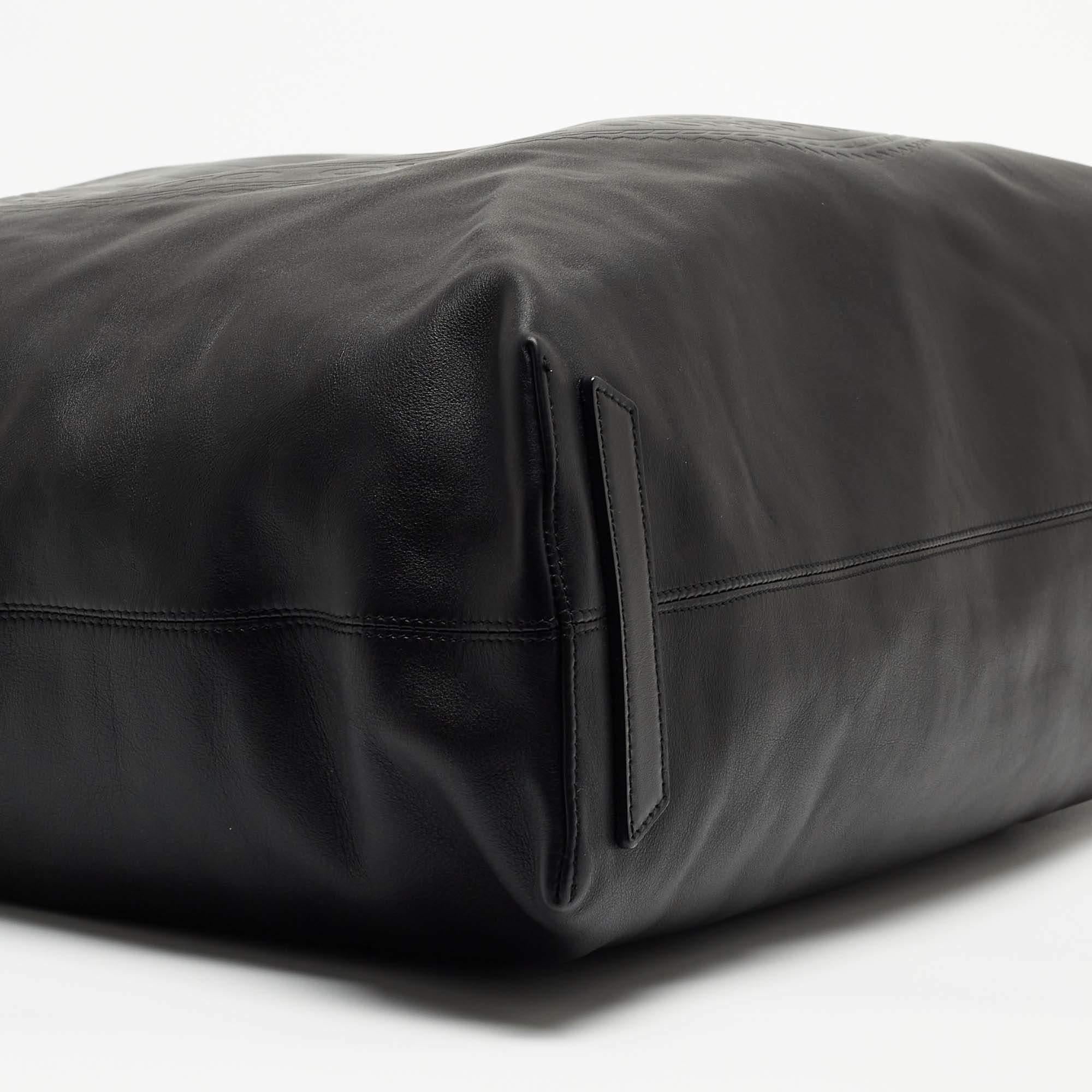 Burberry Sac plat en cuir noir gaufré New Flat Bag en vente 4