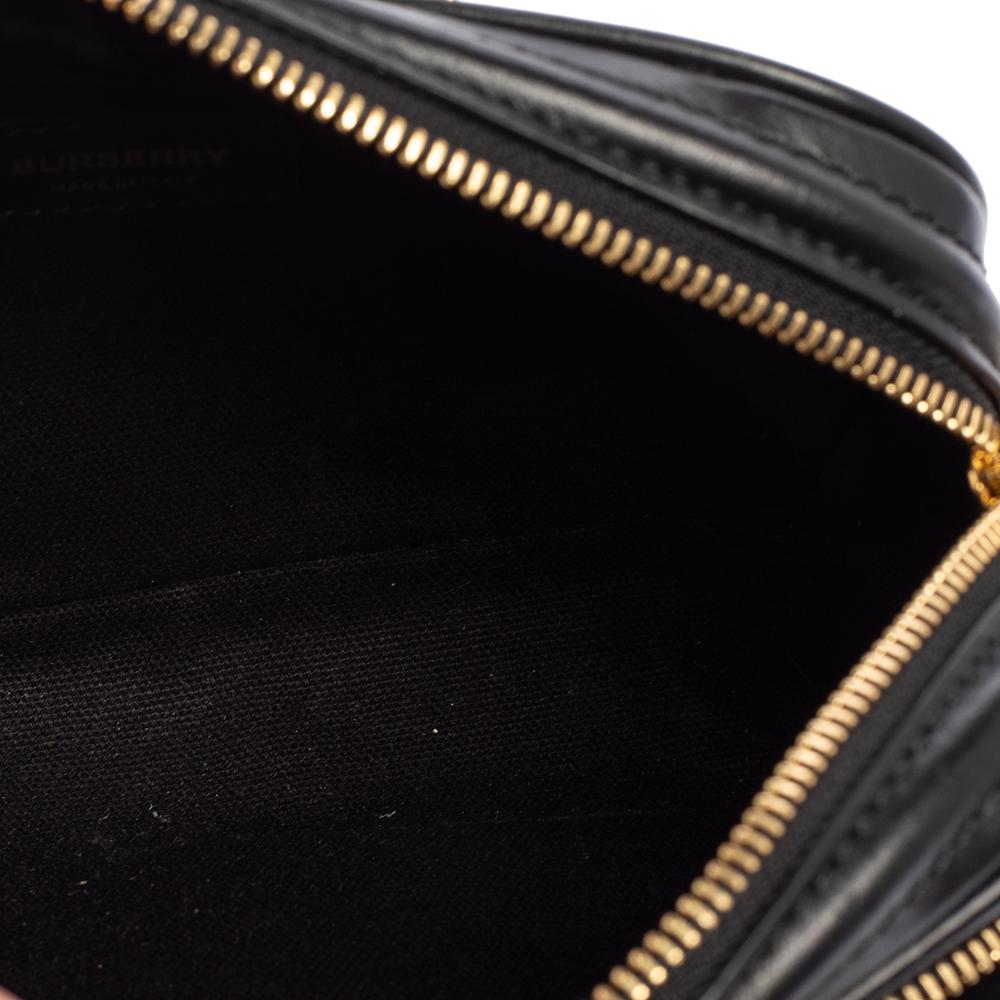 Burberry Schwarze geprägte Monogramm-Leder-Kamera-Crossbody-Tasche 3