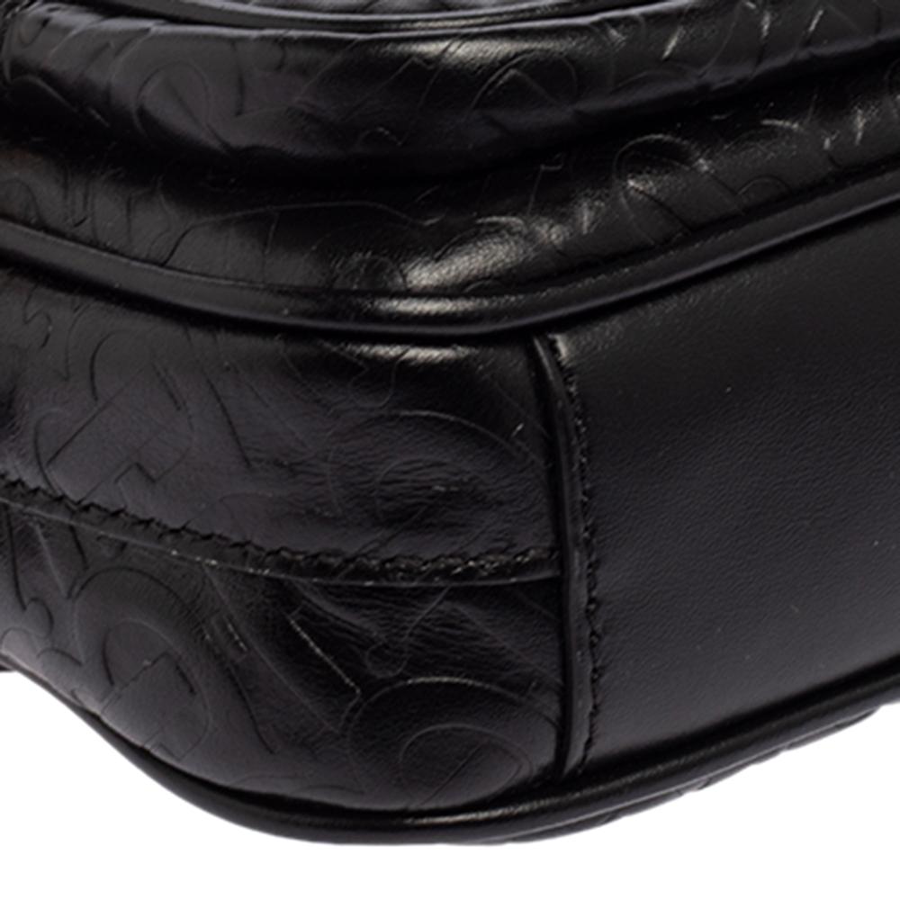 Burberry Schwarze geprägte Monogramm-Leder-Kamera-Crossbody-Tasche 5
