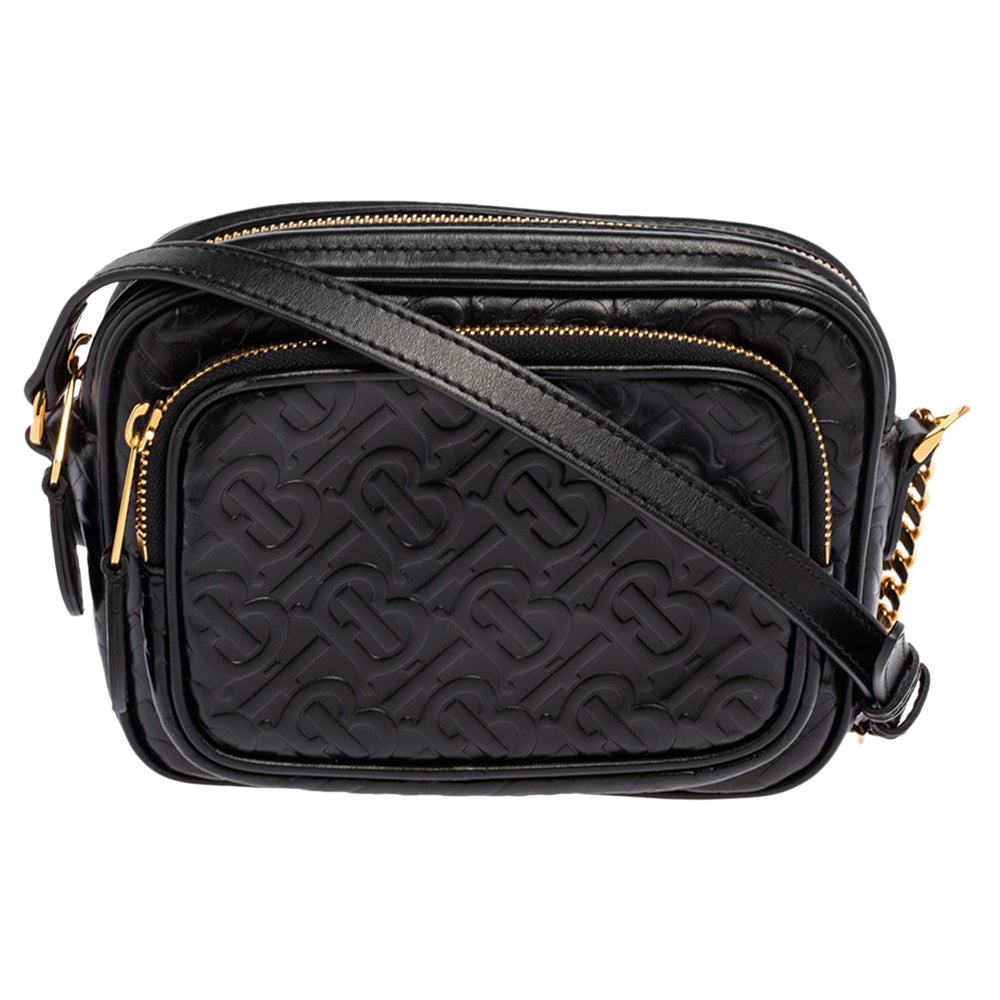 Burberry Schwarze geprägte Monogramm-Leder-Kamera-Crossbody-Tasche