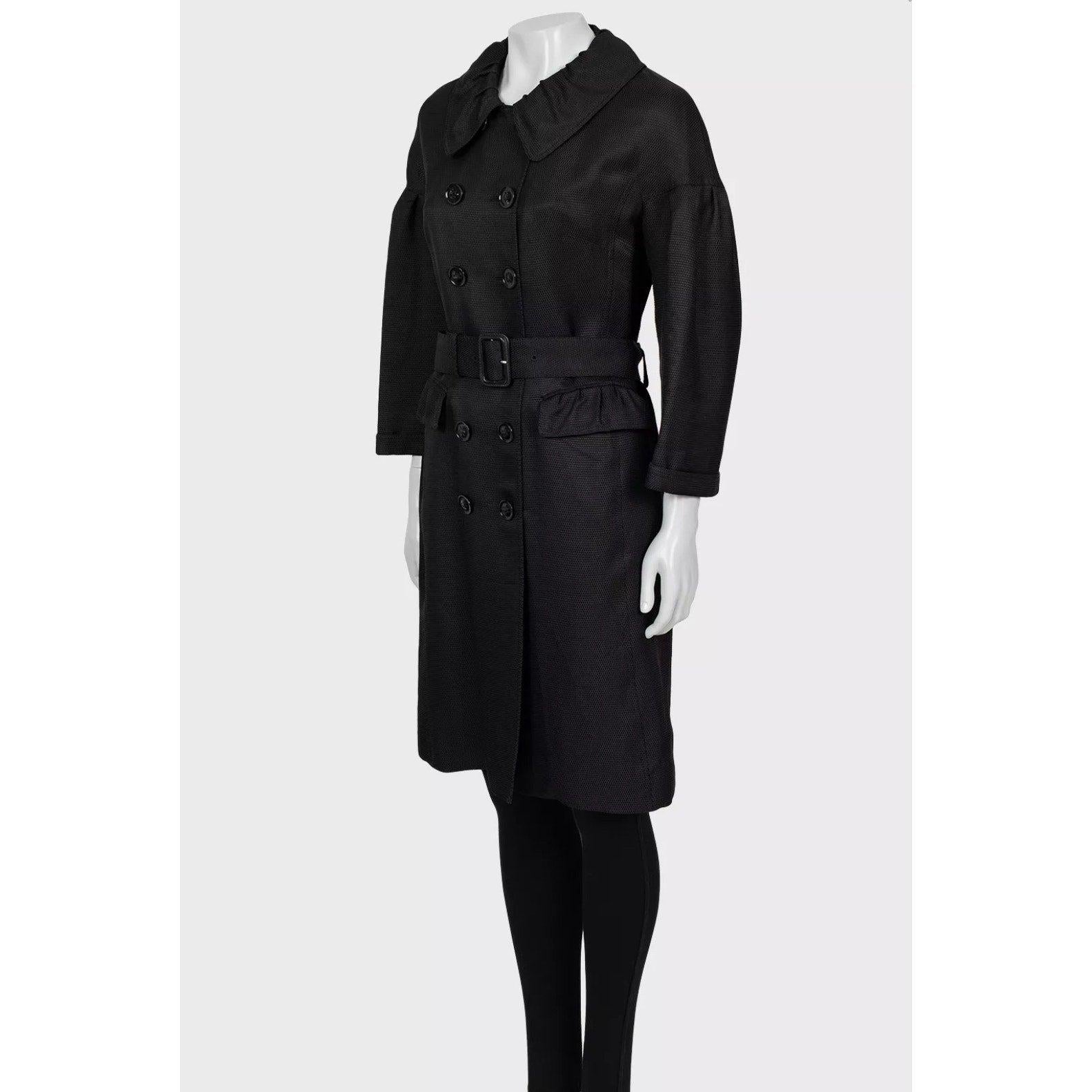 Eleva il tuo guardaroba con questo sofisticato cappotto aderente nero di Burberry! 

Fabrice in un lussuoso misto viscosa-seta e foderata con un tessuto cupro-stretch, questa giacca offre comfort e stile. La silhouette aderente slancia la tua