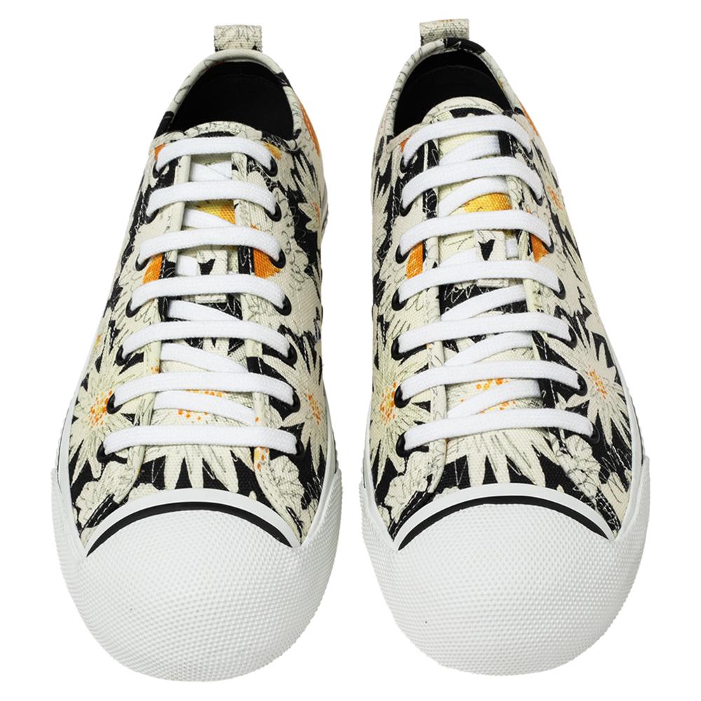 Bring summertime freshness and playfulness to your closet with these amazing Kingly sneakers from the House of Burberry! Fashioned into a low-top silhouette using black canvas, these sneakers display a floral print with lace-up on their vamps. These