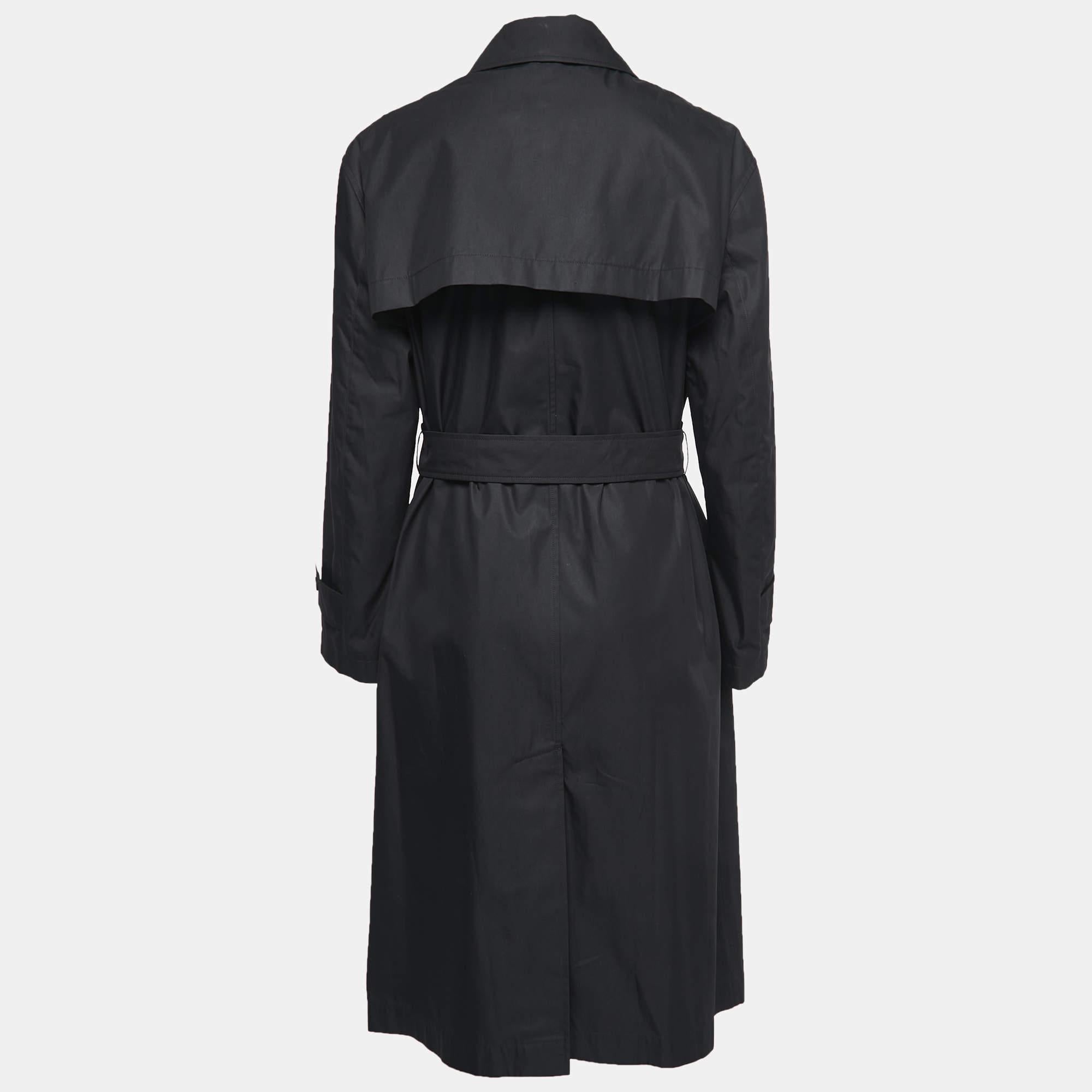 This creation from Burberry is beauty tailored into a coat. It brings a charming black hue to a design that is classic. Made from fine fabric, the coat features a buttoned front, long sleeves, and a belt at the waist to define its shape. The