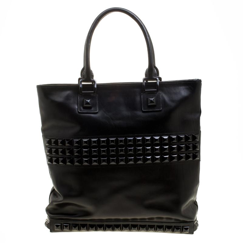 Reflecting the latest trends of the season, this tote bag from the house of Burberry features a lush glazed look on black leather that adds a look of luxurious panache to your style while you conveniently carry all your daily essentials in it's
