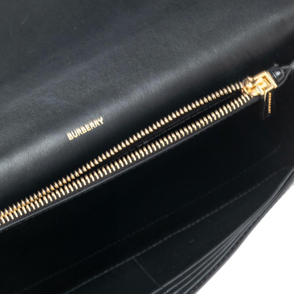 Burberry Black Glossy Leather Hooke Strap Clutch In Good Condition In Dubai, Al Qouz 2