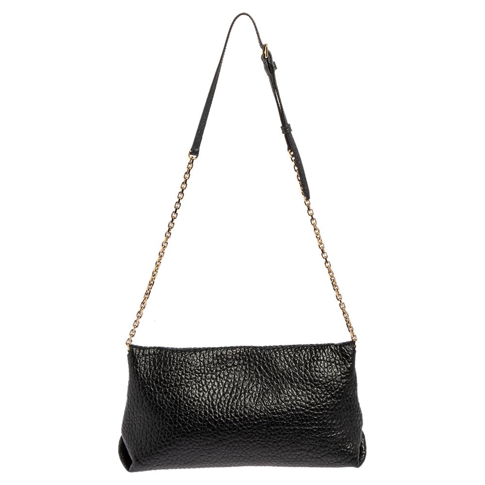 This functional flap bag by Burberry is crafted from black grained leather. It comes with a chain shoulder strap and a spacious nylon-lined interior with a zip pocket inside. The bag is complete with brand detail on the front flap, 

Includes: