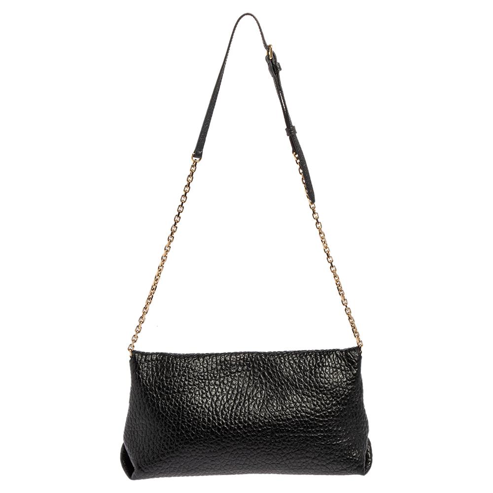 Diese funktionelle Überschlagtasche von Burberry ist aus schwarzem genarbtem Leder gefertigt. Sie hat einen Kettenschulterriemen und einen geräumigen:: mit Nylon gefütterten Innenraum mit einem Reißverschlussfach. Die Tasche ist mit einem