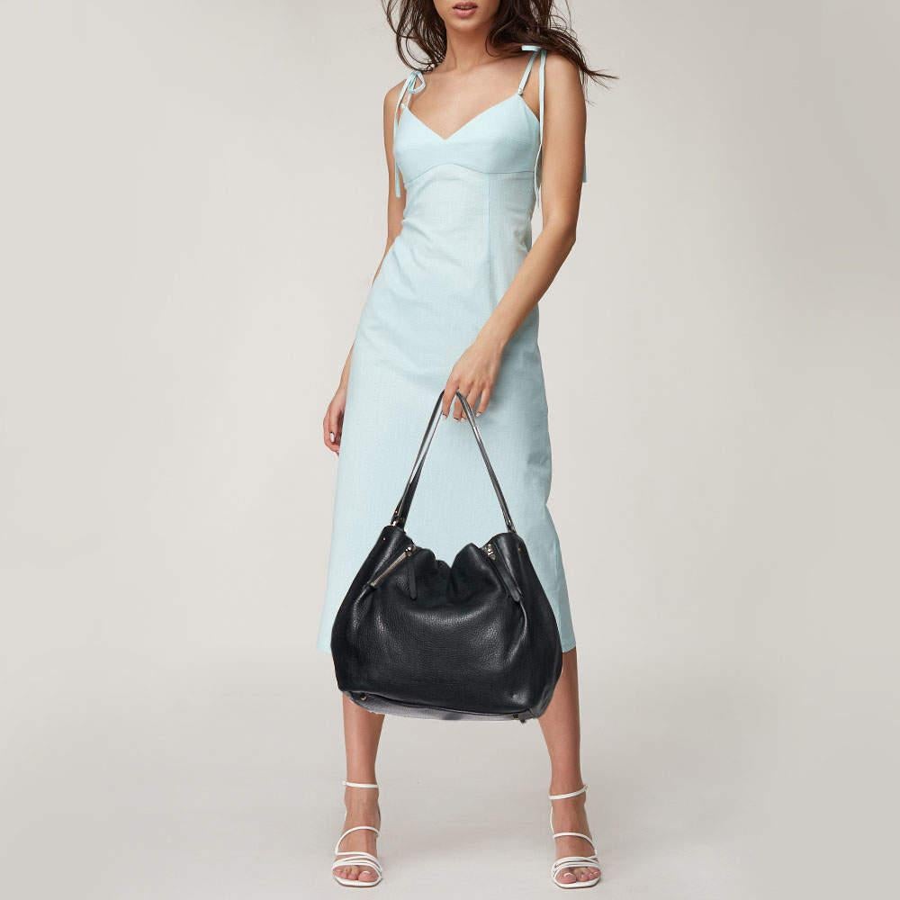 This alluring tote bag for women has been designed to assist you on any day. Convenient to carry and fashionably designed, the tote is cut with skill and sewn into a great shape. It is well-equipped to be a reliable accessory. 