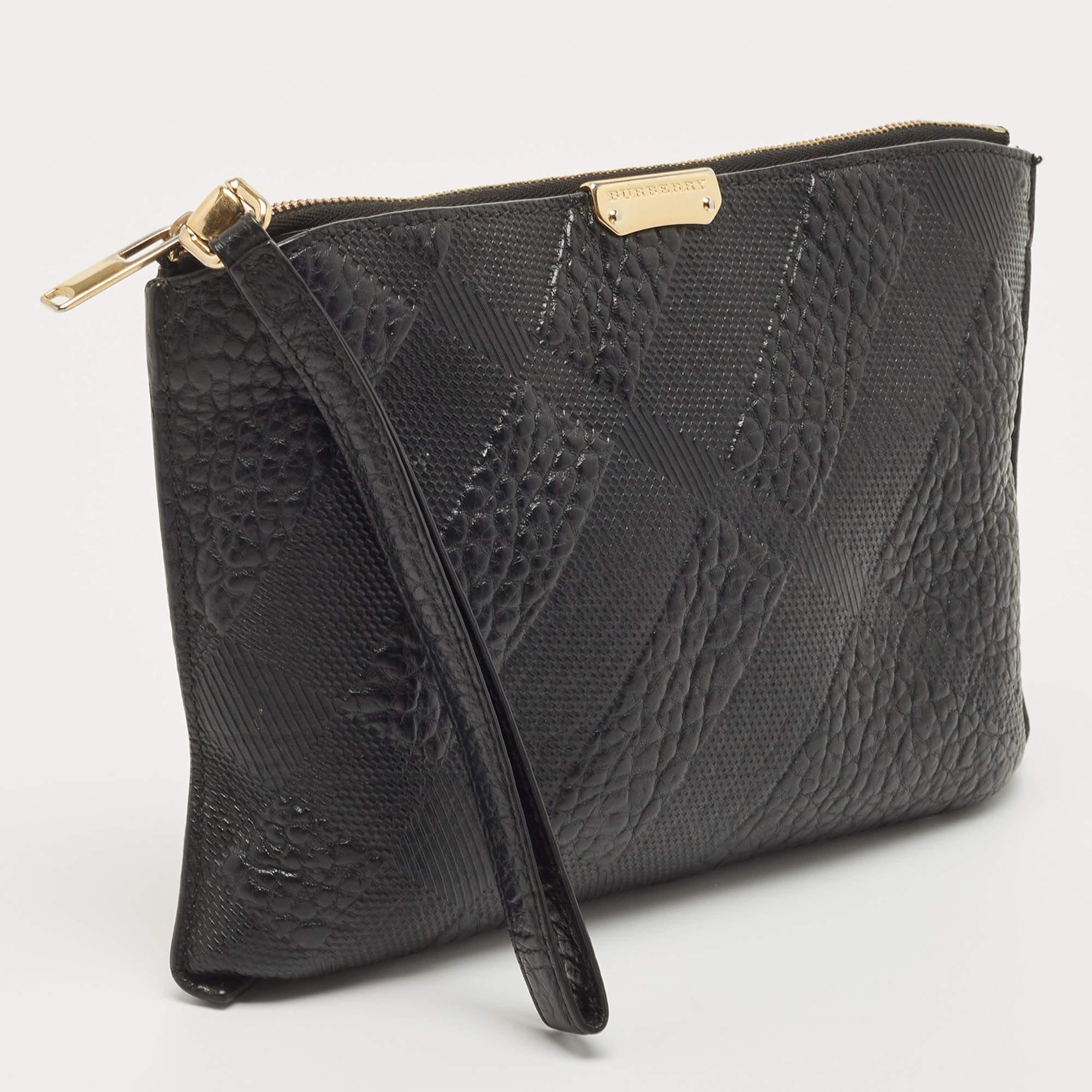 The pouch from Burberry is made from quality grained leather that features a gold-toned zip closure and minute stitch detailing. The black pouch is lined with leather & fabric and is a perfect accessory.

