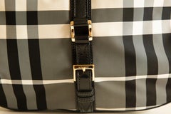 Umhängetasche aus Nylon und schwarzem Leder von Burberry in Schwarz/Grau/Weiß Nova