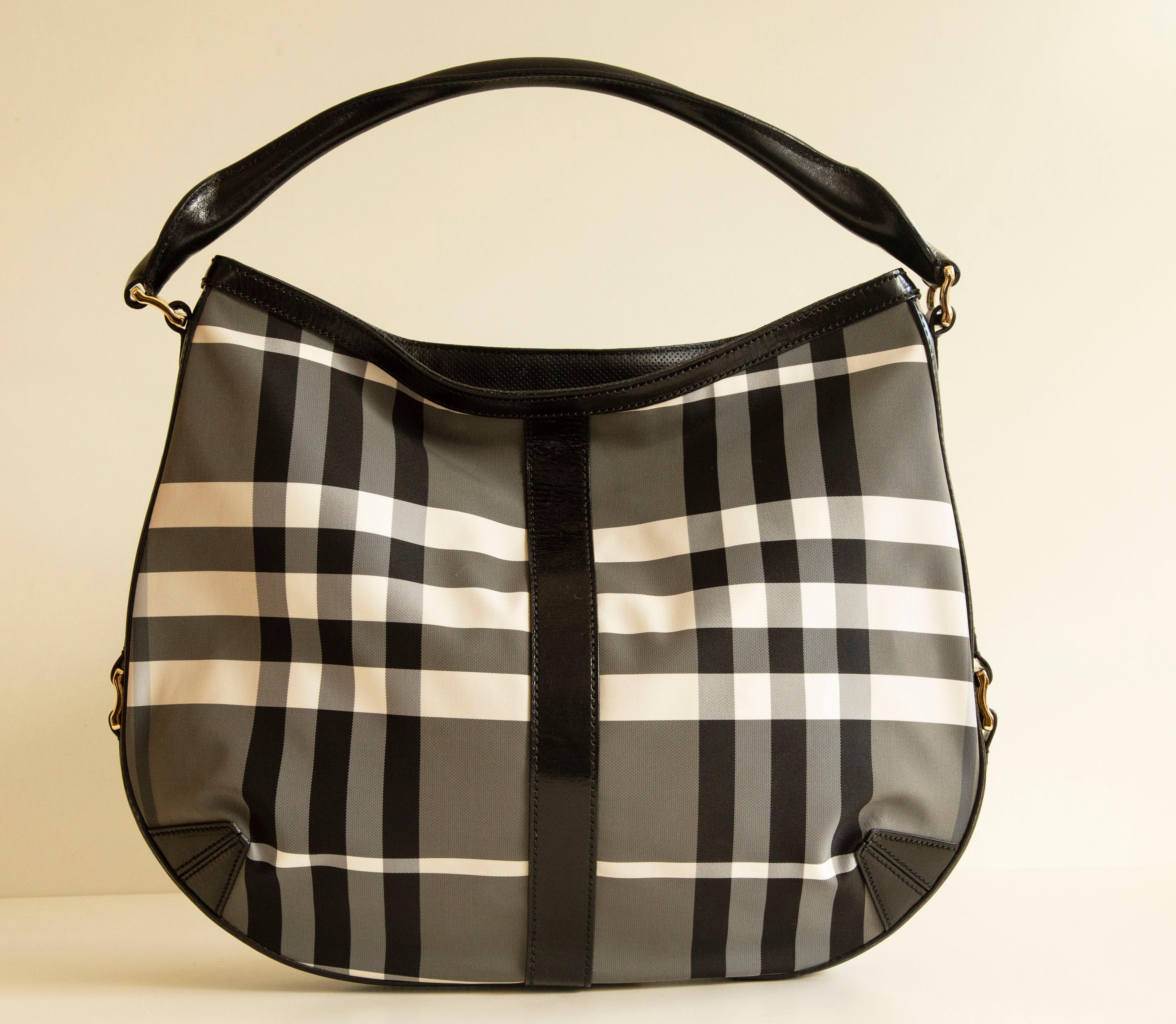 Noir Burberry - Sac hobo porté épaule à carreaux Nova en nylon noir/gris/blanc et cuir noir en vente