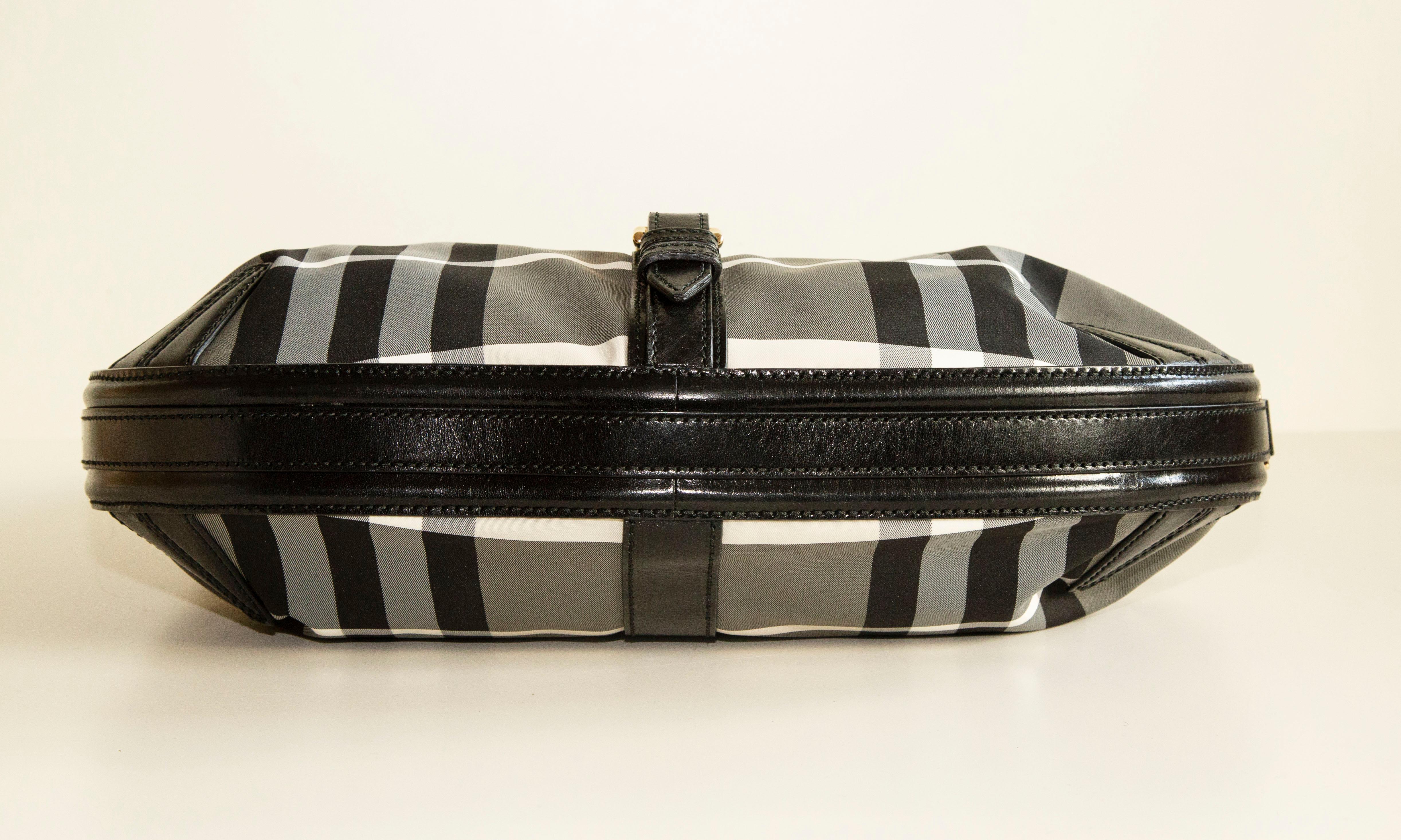 Burberry - Sac hobo porté épaule à carreaux Nova en nylon noir/gris/blanc et cuir noir Pour femmes en vente