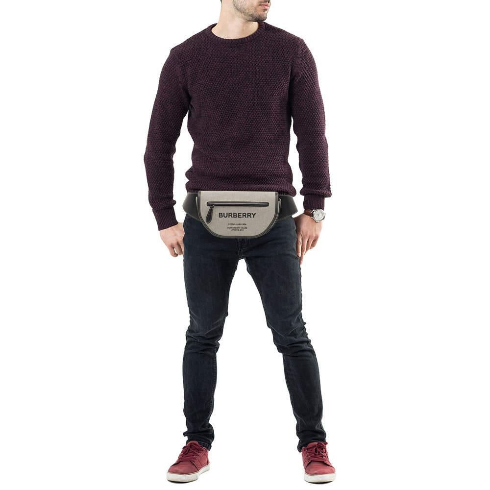 Las riñoneras vuelven a estar de moda, ¡y no nos decepcionan! Este bolso de Burberry está maravillosamente confeccionado con un exterior elegante, un interior compacto y bien forrado, y un cinturón ajustable que se adapta perfectamente a tu cintura.