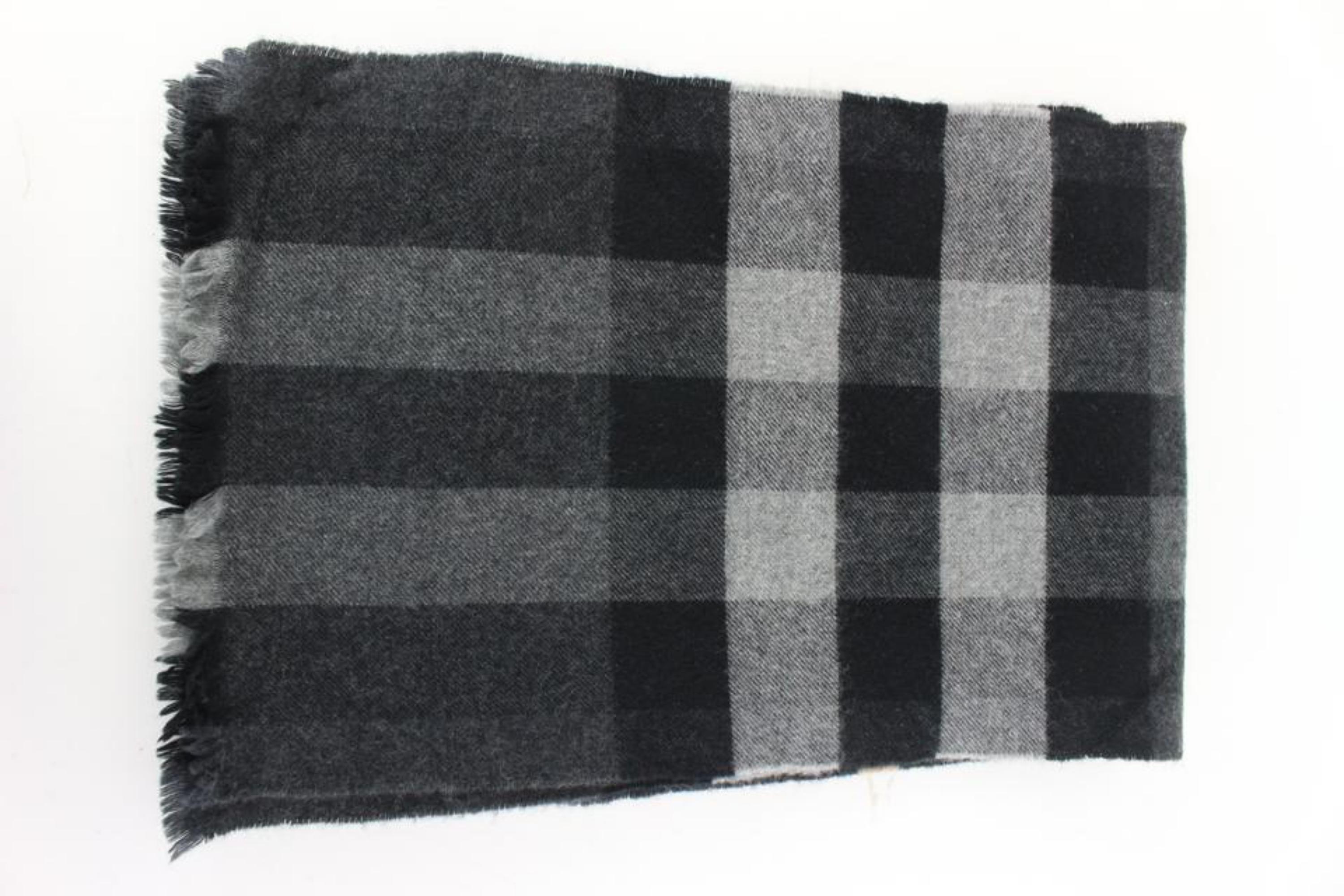Burberry Black Grey Nova Scarf 57b715s In Excellent Condition For Sale In Dix hills, NY