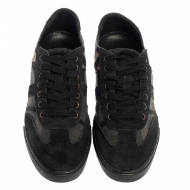 Fashionable and durable, these sneakers from the house of Burberry are designed with checked canvas & suede in hues of black & grey. It features a low-top silhouette and completed with lace-ups. It makes a perfect pair for those long weekend outings.