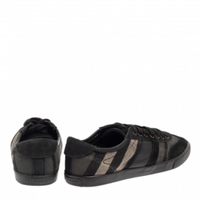 Burberry Black/Grey Suede And Check Canvas Low Top Sneakers Size 44 In Fair Condition For Sale In Dubai, Al Qouz 2