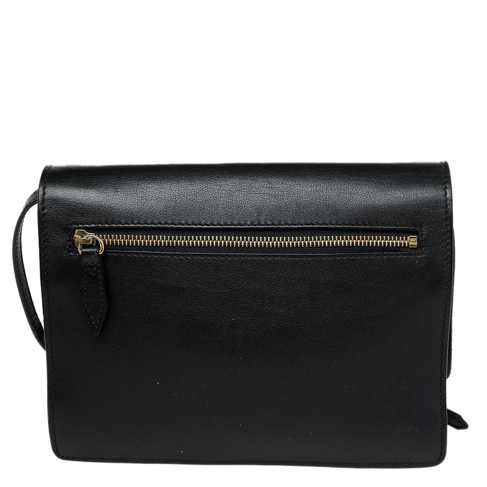 Showcasing a timeless design and durable construction, this Macken crossbody bag from Burberry is a worthy purchase. It's a versatile piece crafted with House Check canvas as well as leather and detailed with a gold-tone clasp. Complete with a
