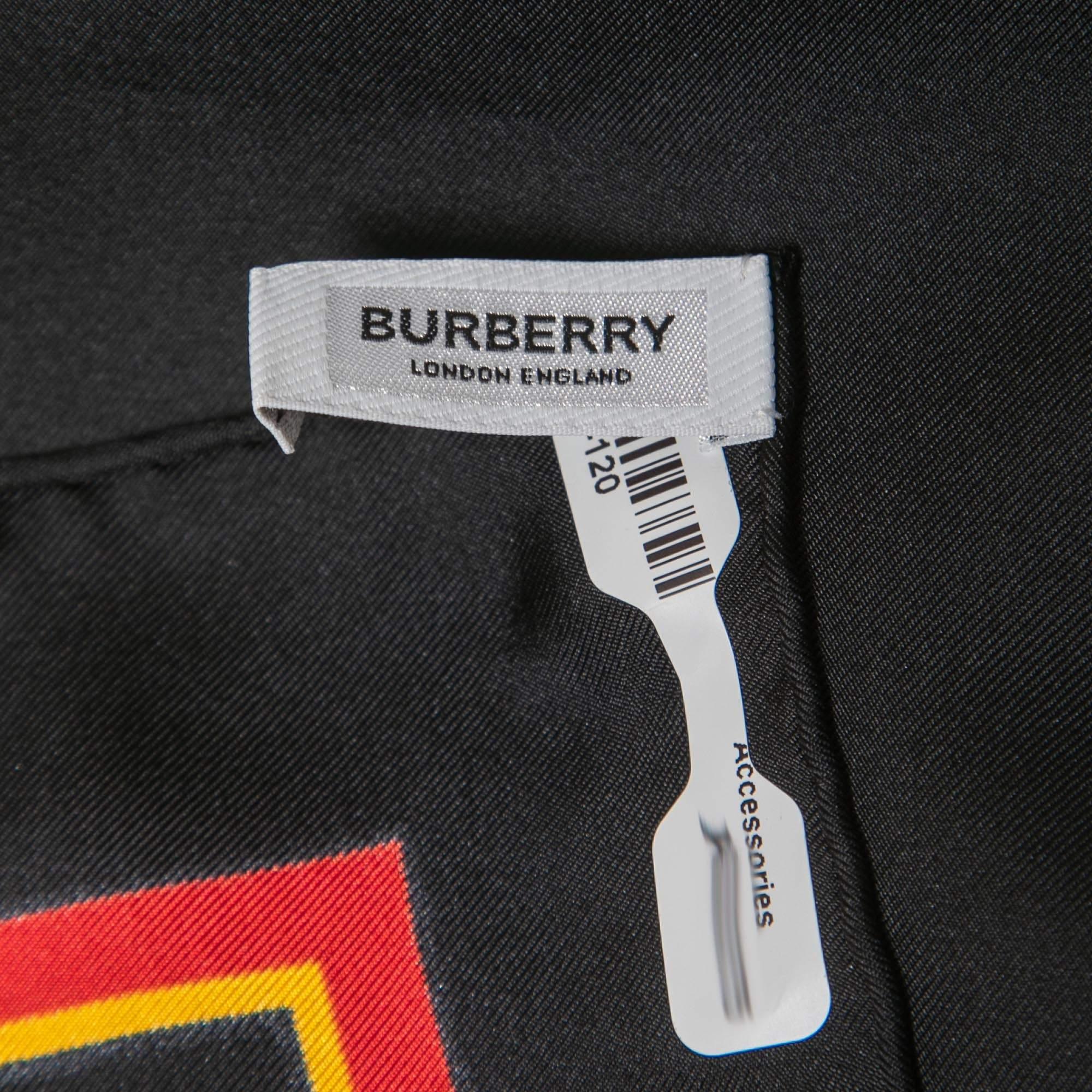 Burberry écharpe carrée en soie imprimée de labyrinthe noire en vente 1