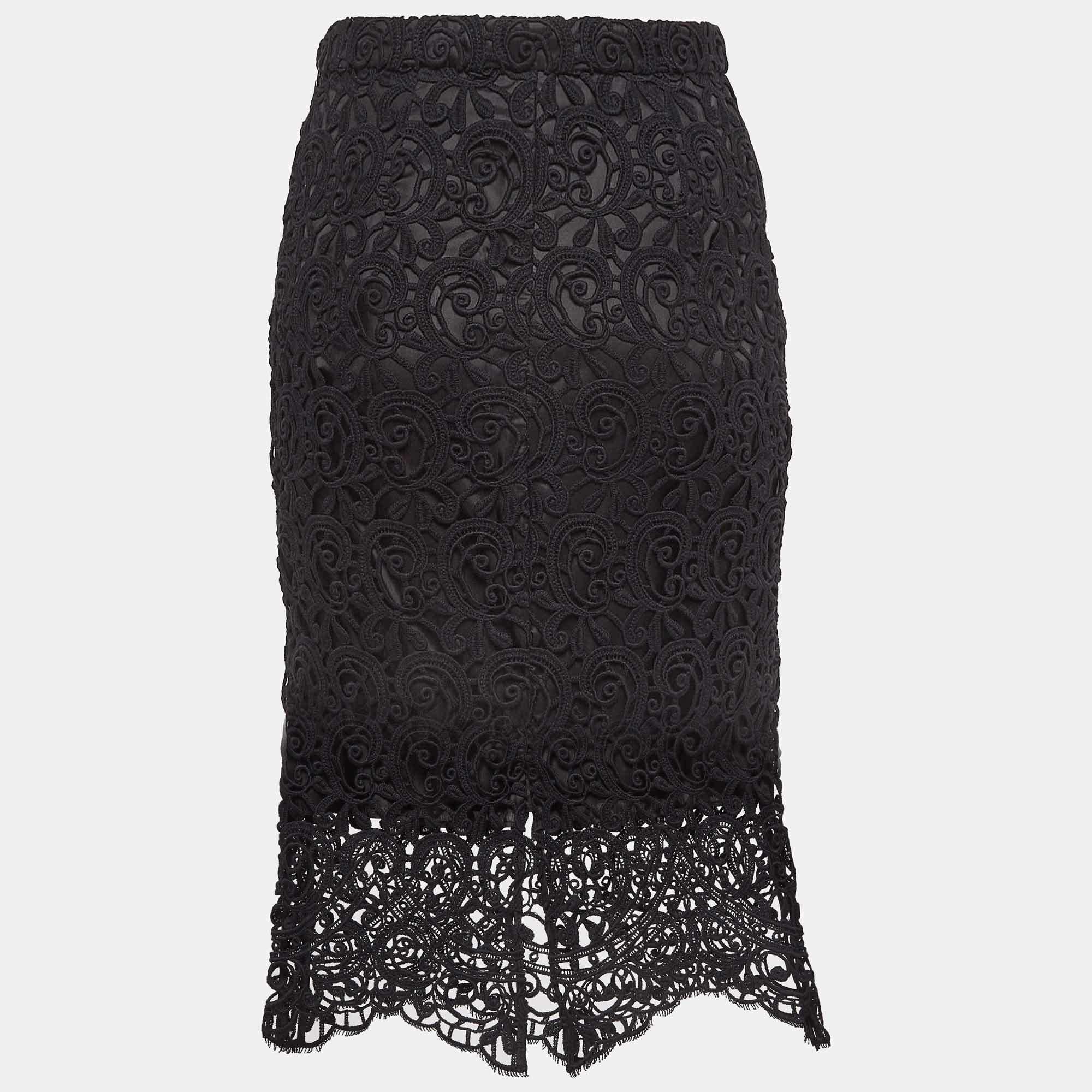 This elegant skirt is worth adding to your closet! Crafted from fine materials, it is exquisitely designed into a flattering shape.

