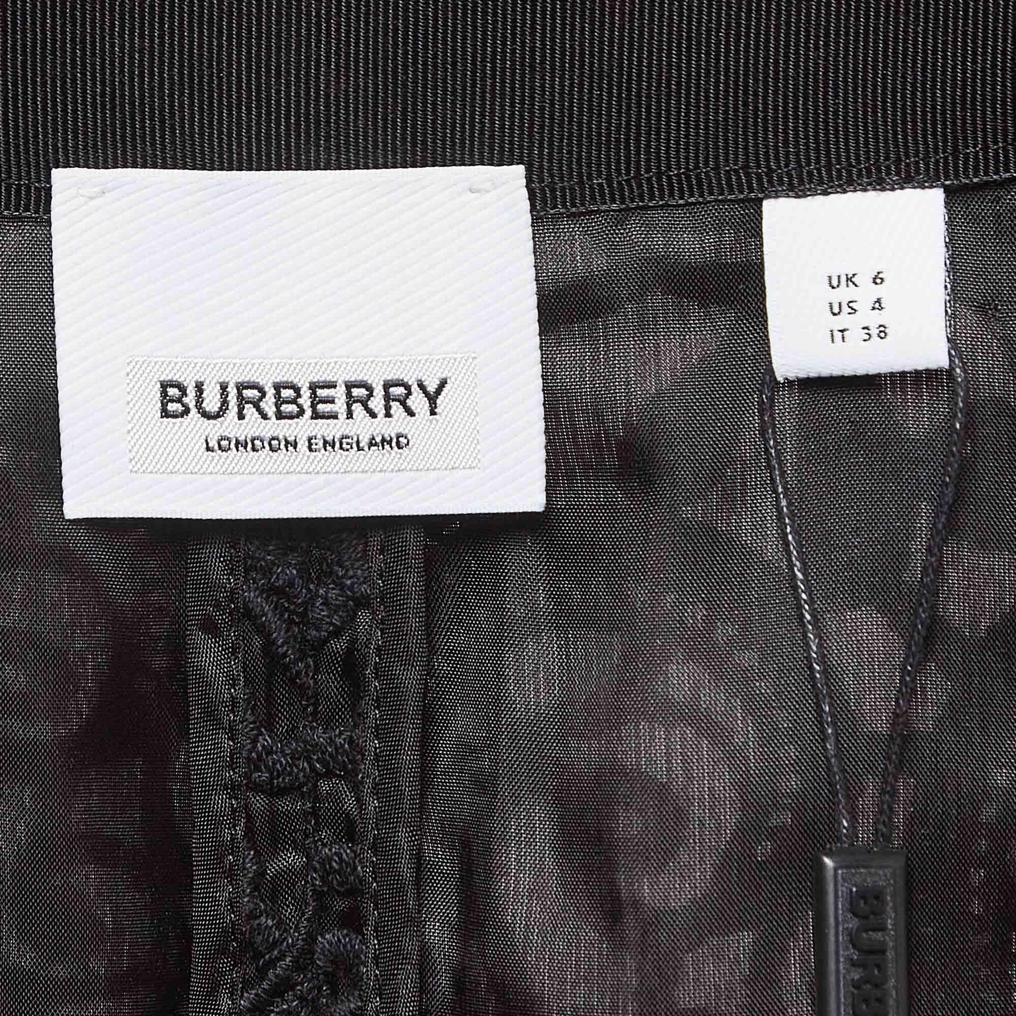 Burberry Black Lace Pencil Midi Skirt S In New Condition For Sale In Dubai, Al Qouz 2