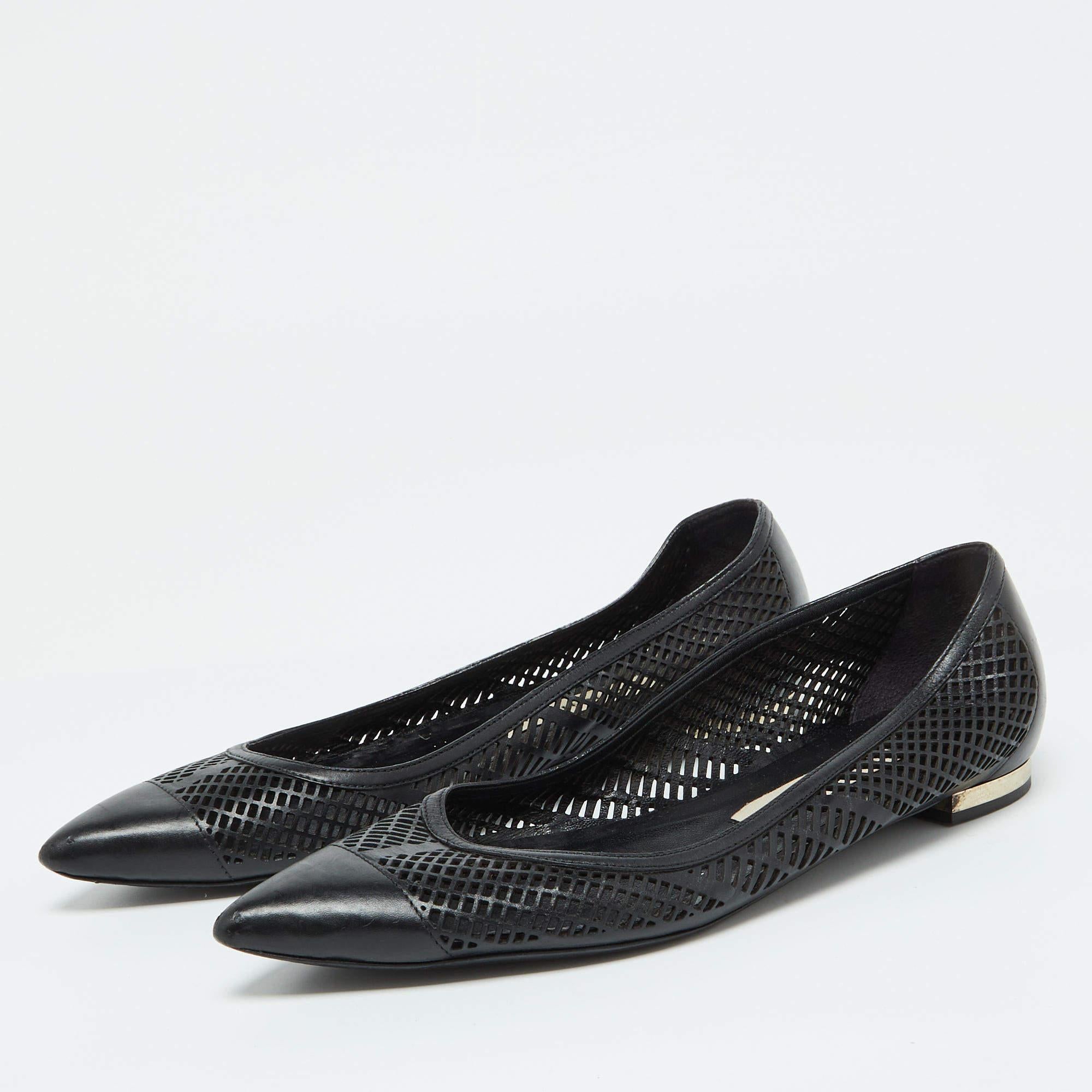 Let Burberry take you through the day in high comfort with these ballet flats. Made of black leather they have pointed toes and low heels.