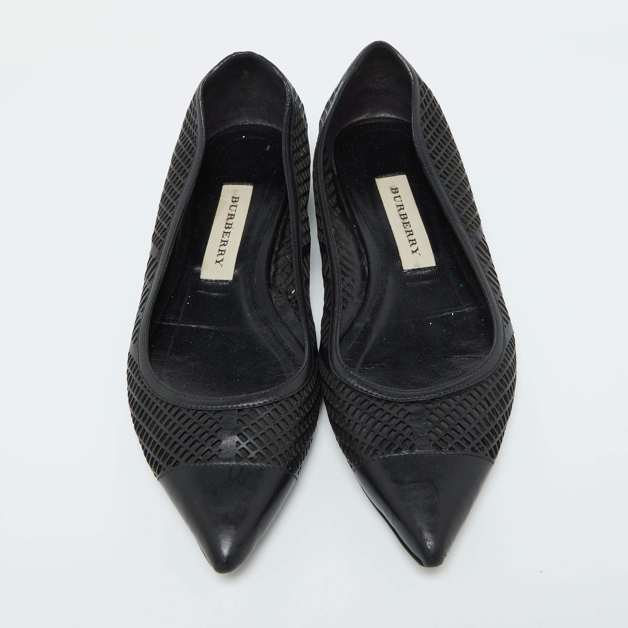 Burberry Black Laser Cut Leather Bradshaw Pointed Toe Flats Size 38 In Good Condition For Sale In Dubai, Al Qouz 2