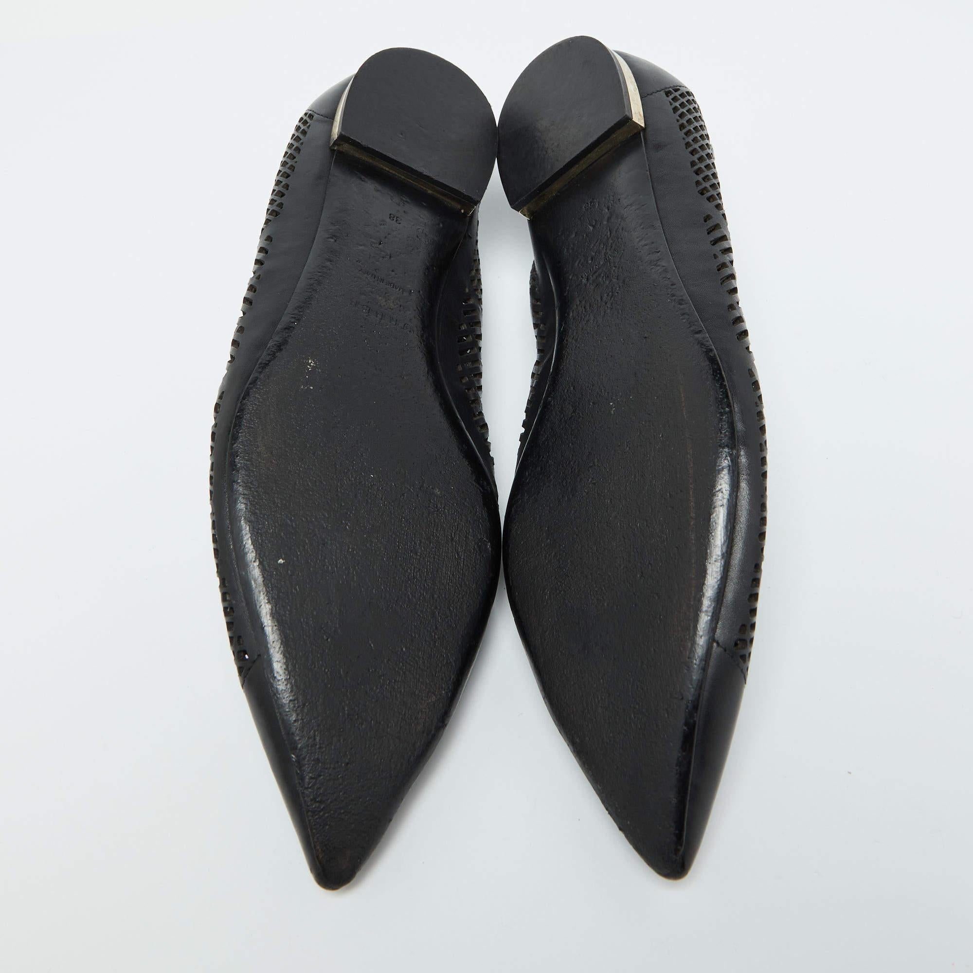Burberry Black Laser Cut Leather Bradshaw Pointed Toe Flats Size 38 For Sale 2