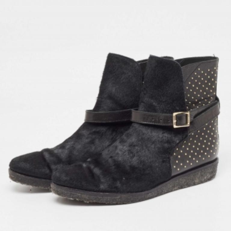 Las botas son una parte esencial de su guardarropa, y estas botas, elaboradas con materiales de primera calidad, son una buena elección. Ofreciendo lo mejor de la comodidad y el estilo, ¡este par de suela resistente quedaría genial con un vestido