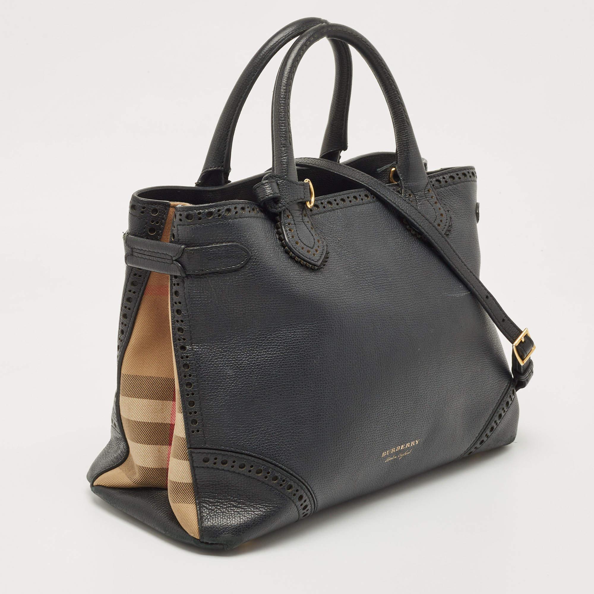 Burberry Black Leather and House Check Fabric Banner Tote In Fair Condition For Sale In Dubai, Al Qouz 2