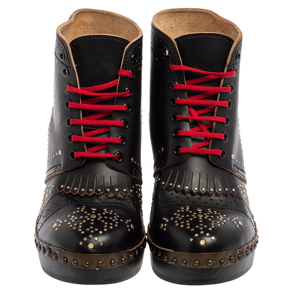 Classy and stylish, these boots from the House of Burberry are all you require to show your luxe fashion taste! They are designed using black leather in an ankle-length silhouette. They are decorated with contrasting lace-ups, platforms, and