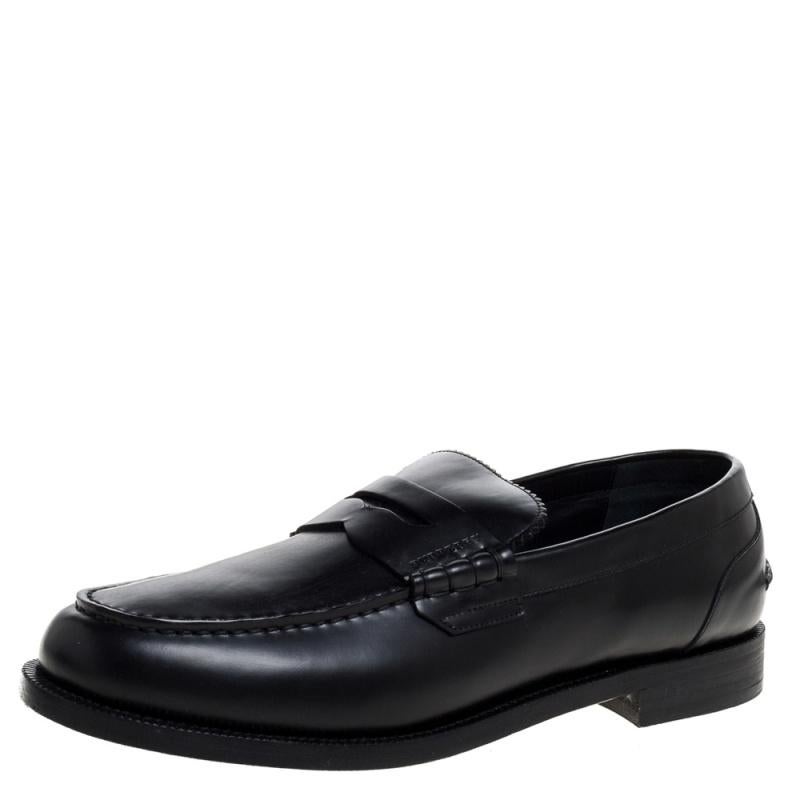 Purposely created to exude style and provide comfort wherever you go, this pair of loafers by Burberry is absolutely worth the buy! They have been expertly crafted from black leather, styled with neat stitches and finished with penny keeper straps.

