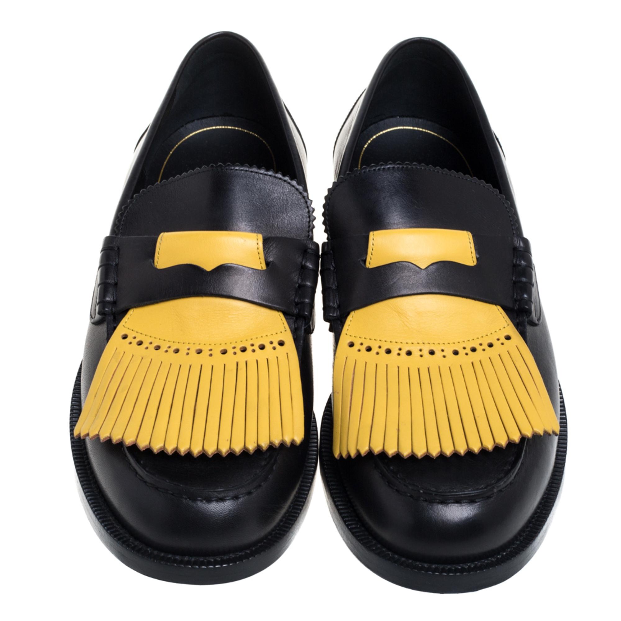 These Bedmoore loafers from Burberry are sure to make you look smart and very stylish! The loafers have been crafted from leather and styled with round toes. They flaunt penny keeper straps along with fringe detailing on the vamps and come equipped