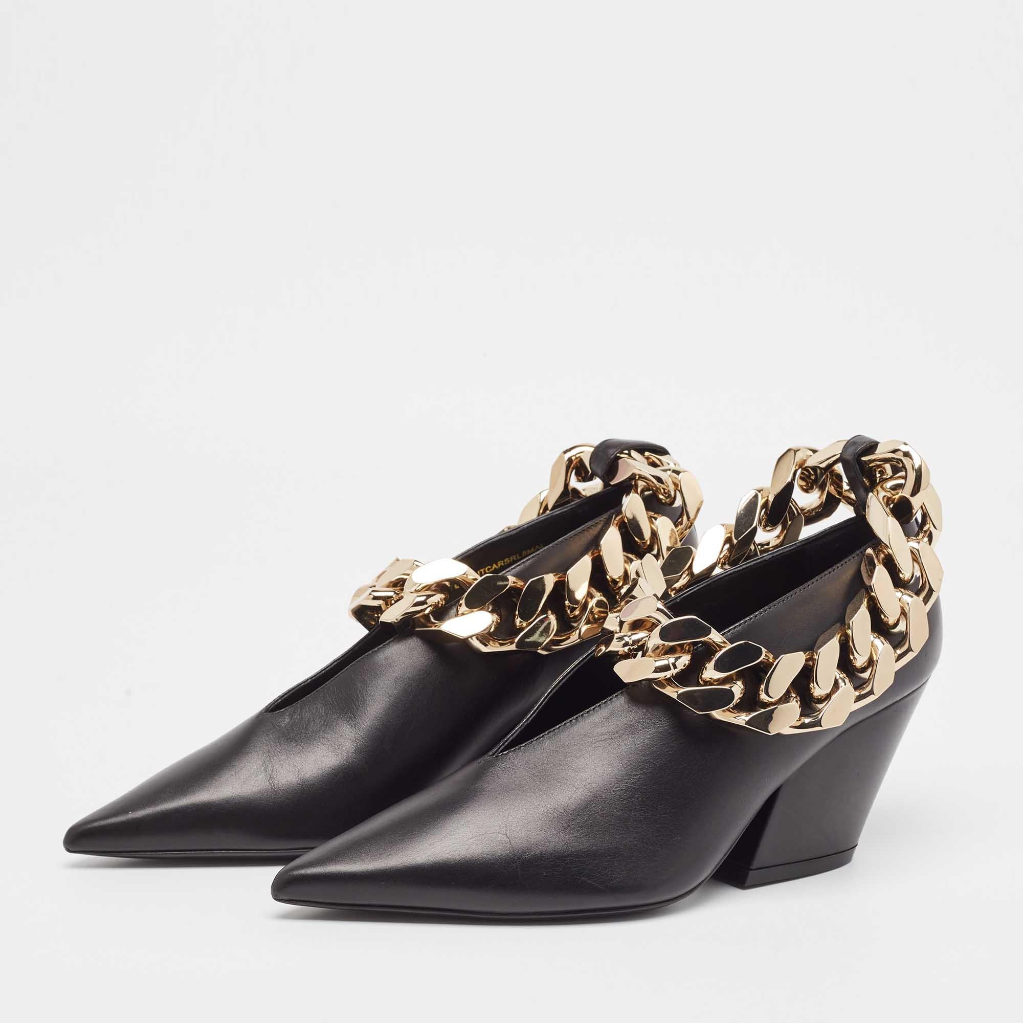 Dotée d'un talon bloc incliné et de bouts pointus, cette paire d'escarpins Burberry est enrichie d'éléments edgy. Ces chaussures sont fabriquées en cuir noir et arborent une chaîne chic sur le dessus.
