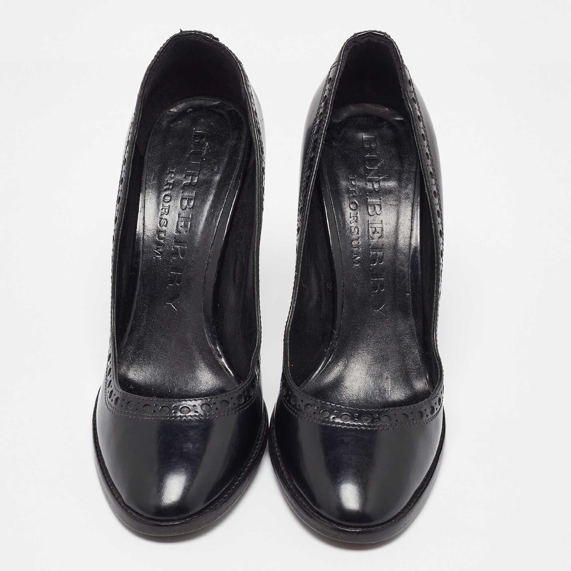 Burberry Schwarze Brogue-Pumps aus Leder Größe 39 im Zustand „Gut“ im Angebot in Dubai, Al Qouz 2