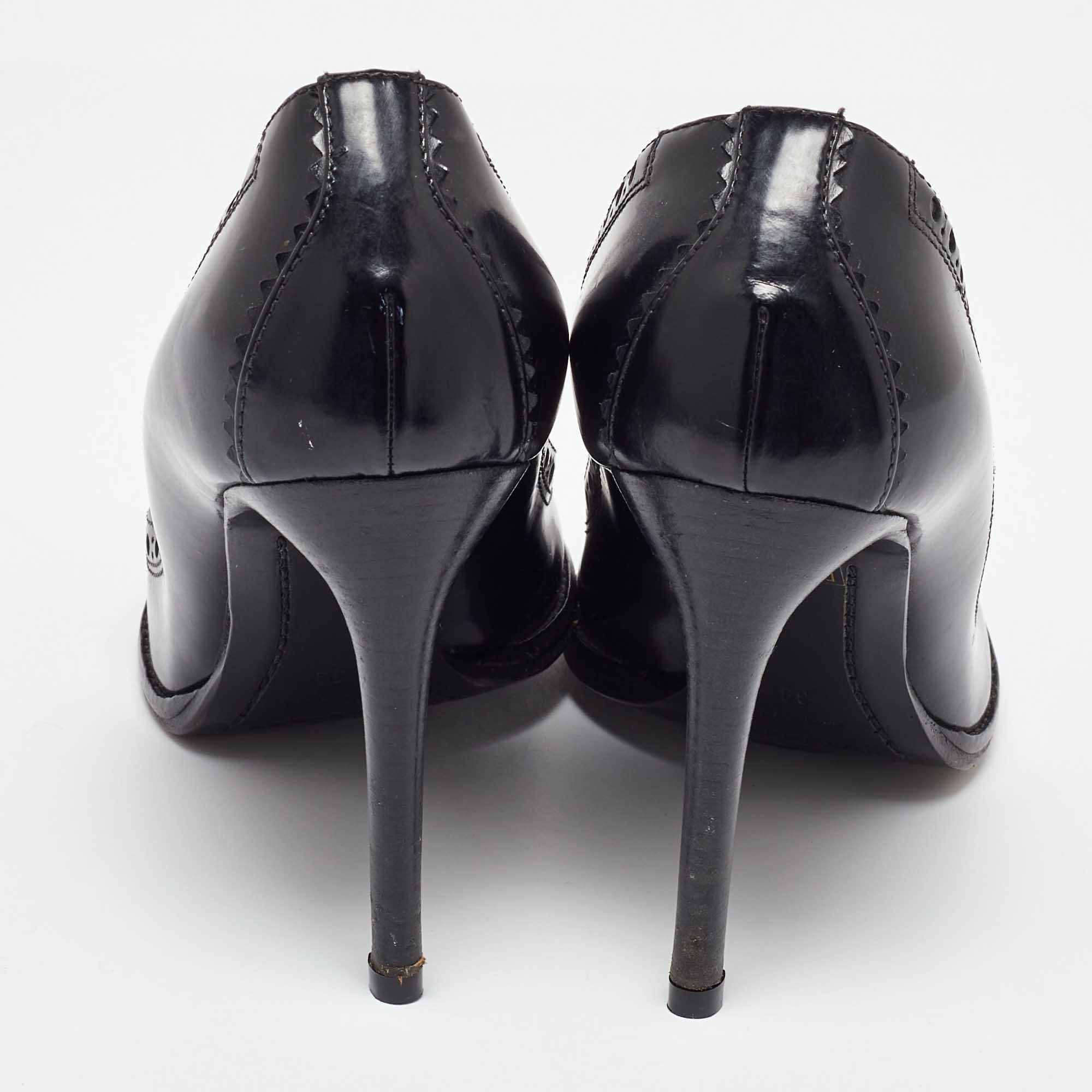 Burberry Schwarze Brogue-Pumps aus Leder Größe 39 im Angebot 1