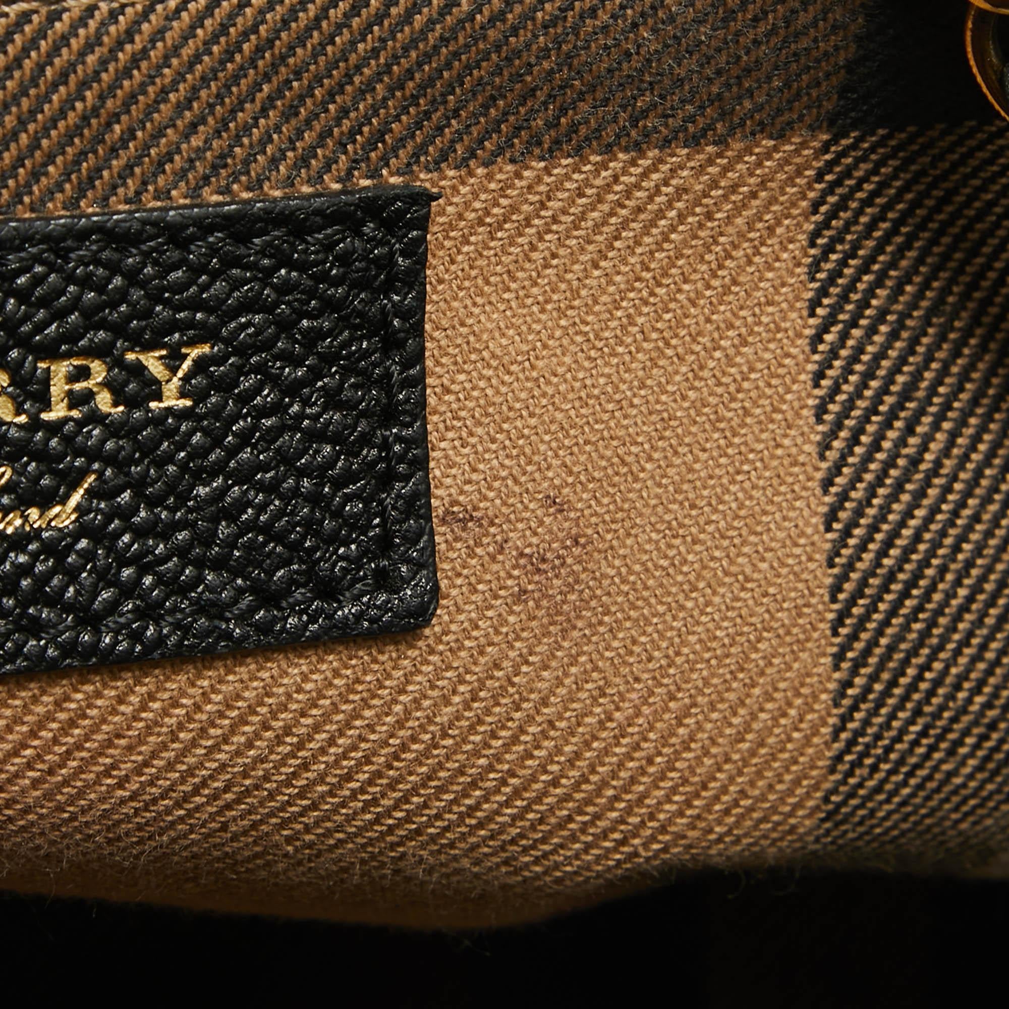 Fourre-tout à rabat en cuir noir de Burberry en vente 5