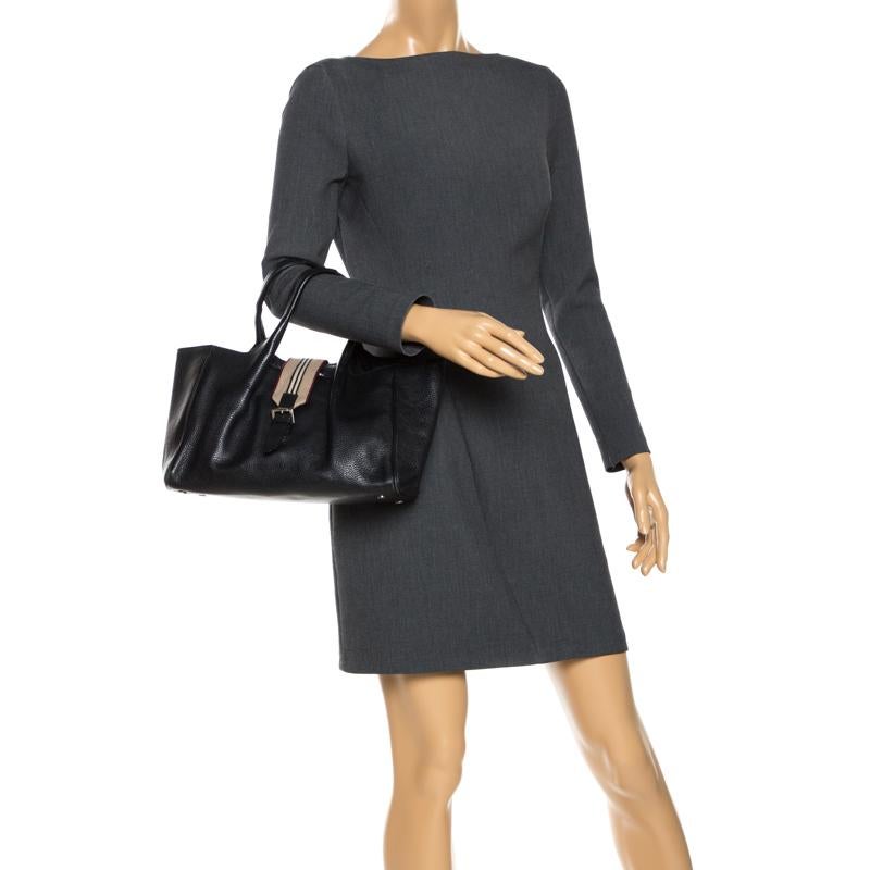 Nero Burberry Tote con fibbia in pelle nera